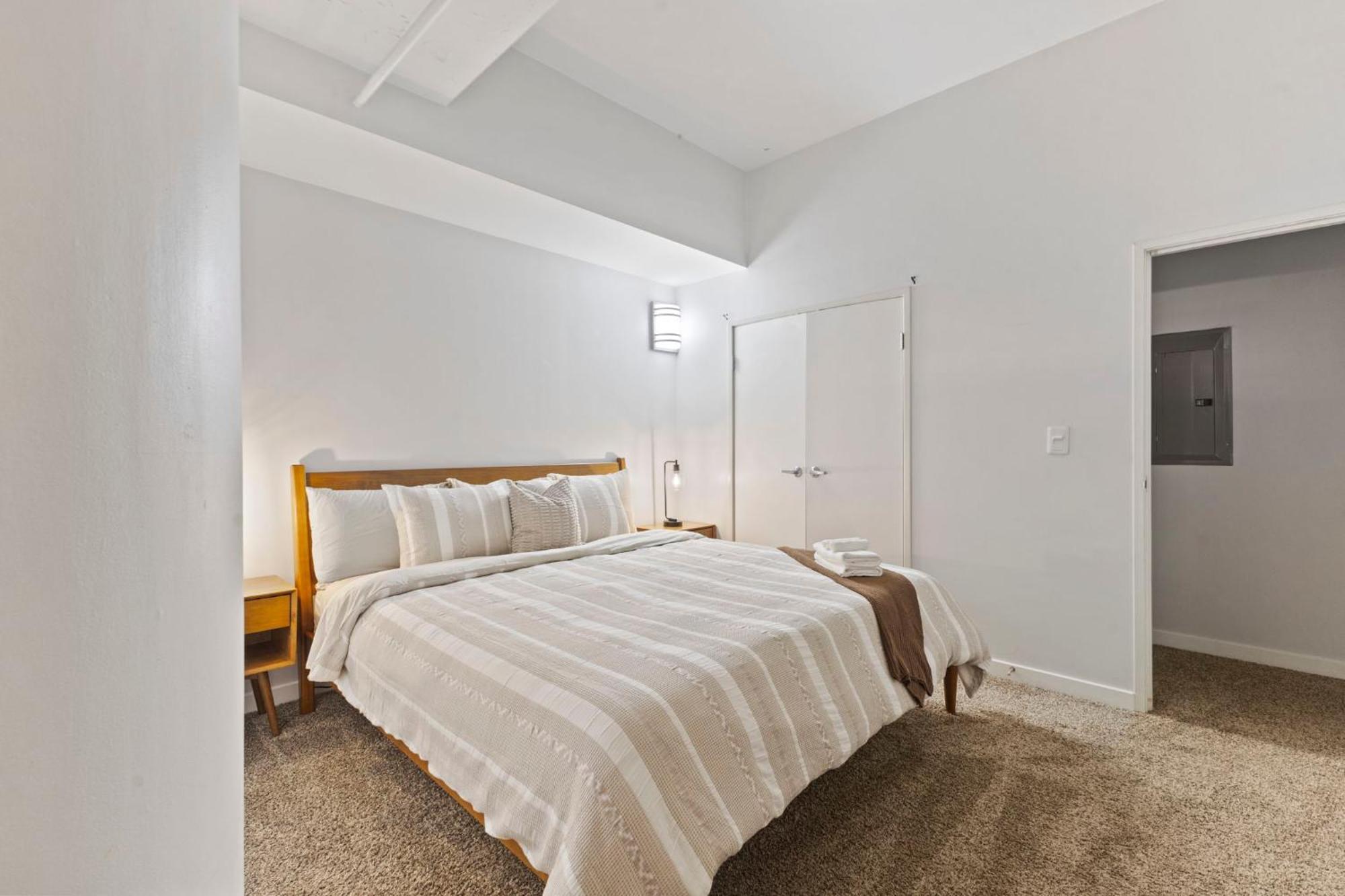 Indy Loft - Monument Circle - Sleeps 7 - Convention Walkable Apartment Индианаполис Екстериор снимка