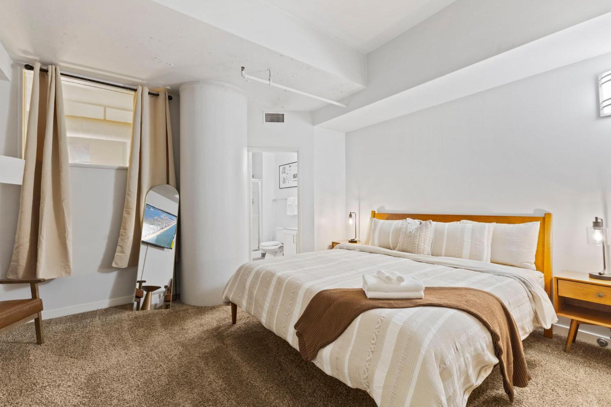 Indy Loft - Monument Circle - Sleeps 7 - Convention Walkable Apartment Индианаполис Екстериор снимка